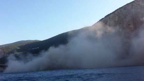 Vídeo mostra praia na Grécia a transformar-se em pó, depois de tremor de terra