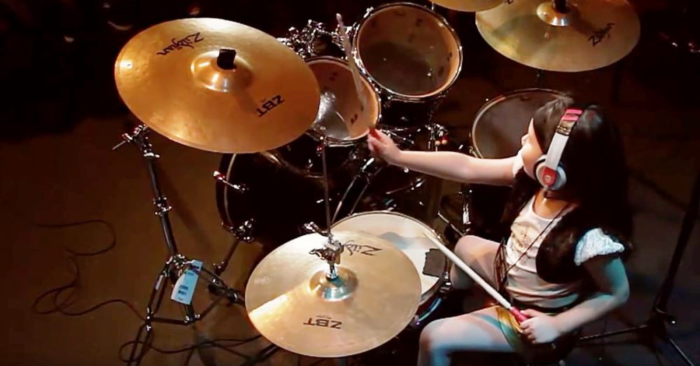 Menina de 5 anos faz cover brutal de System Of A Down na bateria