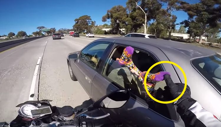 Vídeo mostra por que razão nunca deves por os pés de fora no carro