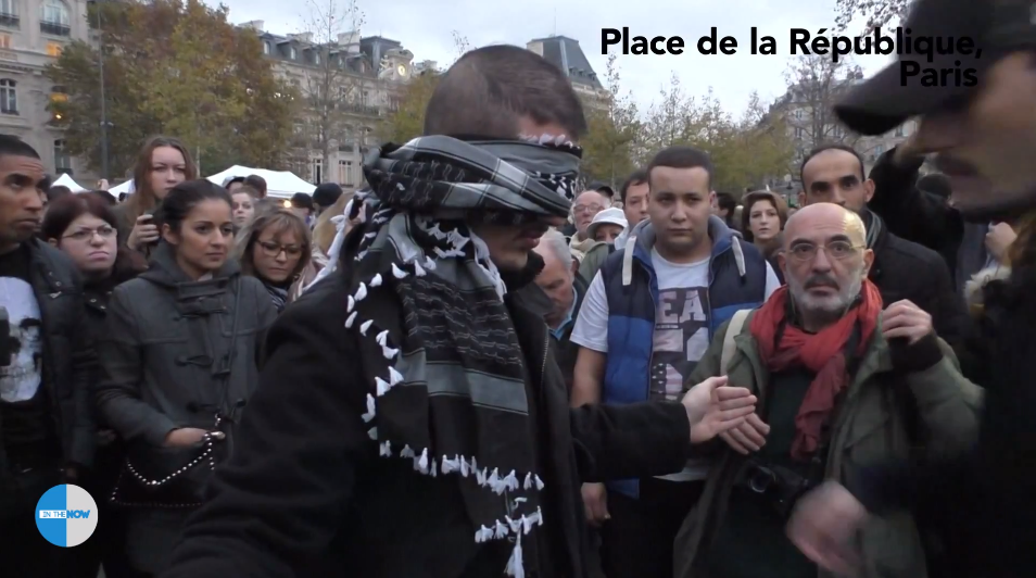 Muçulmano de olhos vendados pede abraço a parisienses, e envia mensagem emocionante