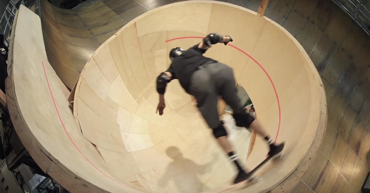 Tony Hawk desafia a gravidade no primerio loop horizontal da história do skate