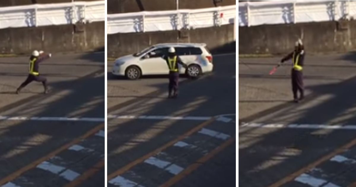 Polícia sinaleiro no Japão mostra muito jeito para dançar enquanto dirige o trânsito