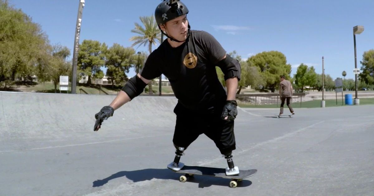 Veterano de guerra, amputado das duas pernas, volta a praticar Skate