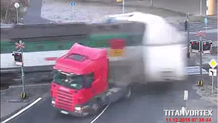 Vídeo de acidente entre comboio e camião fica viral