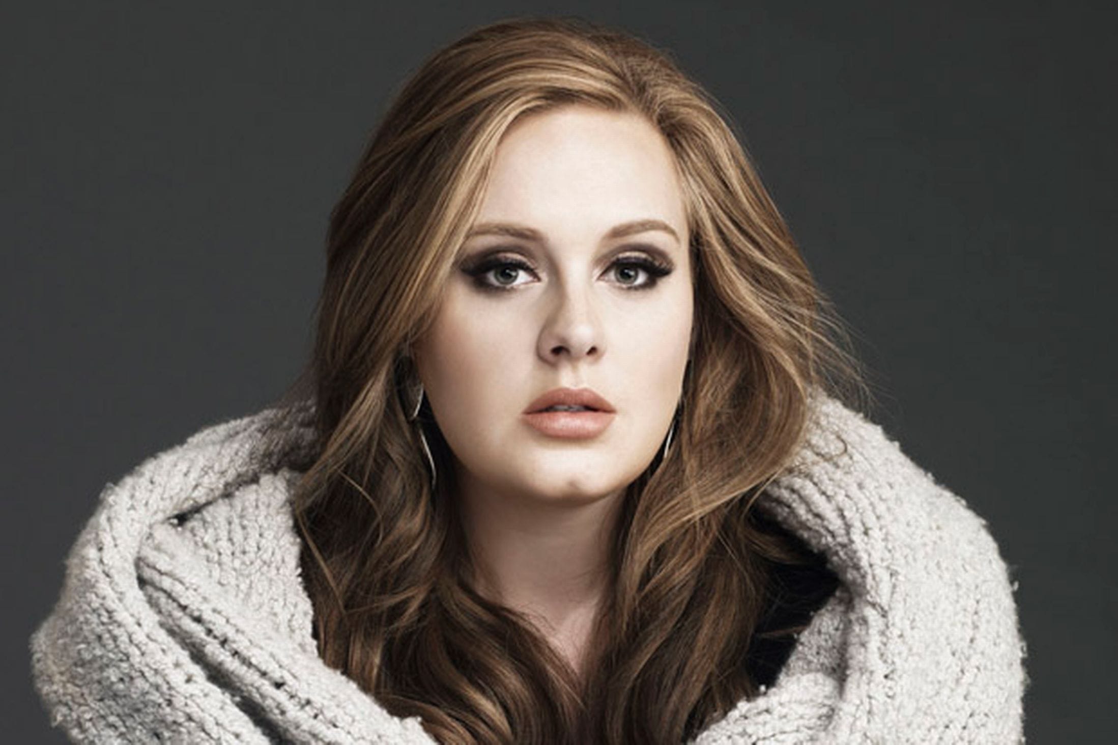 Adele aparece com novo visual na final do X-Factor