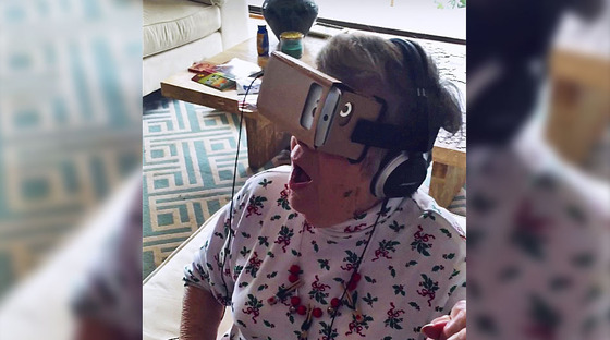 Avó experimenta óculos de realidade virtual pela primeira vez
