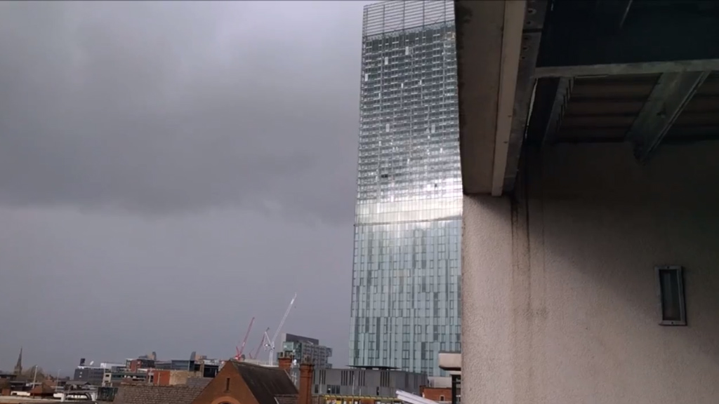 Arranha-céus em Manchester faz barulho insuportável sempre que sopra o vento