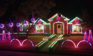 As luzes de Natal desta casa brilham ao som de dubstep