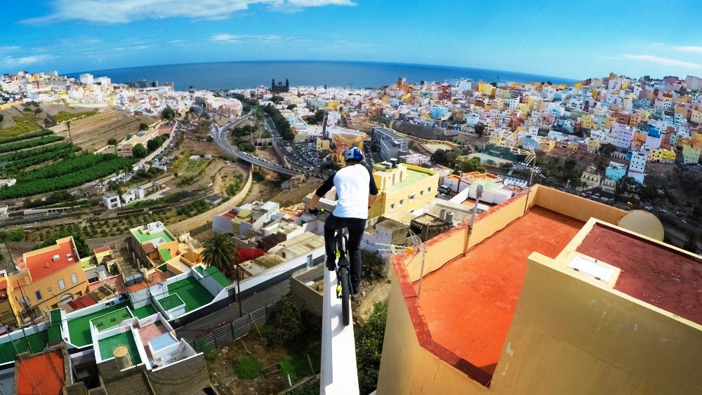 Danny MacAskill: uma viagem alucinante sobre os telhados da Gran Canaria