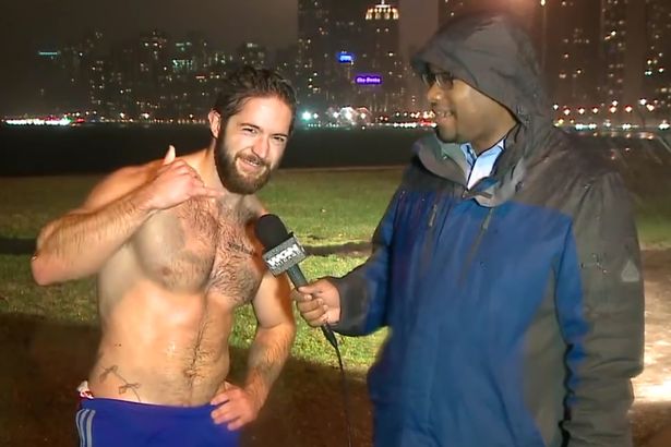 Ethan Renoe, um estranho entrevistado em tronco nu, ficou viral por admitir ser solteiro