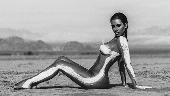 Kim Kardashian nua no deserto em nova sessão fotográfica