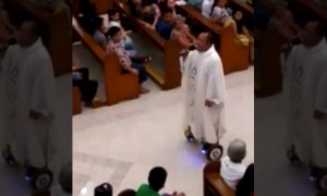 Padre deu missa de hoverboard e foi suspenso pela igreja