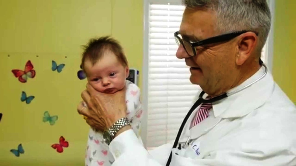 Pediatra ensina a acalmar o choro de um bebé