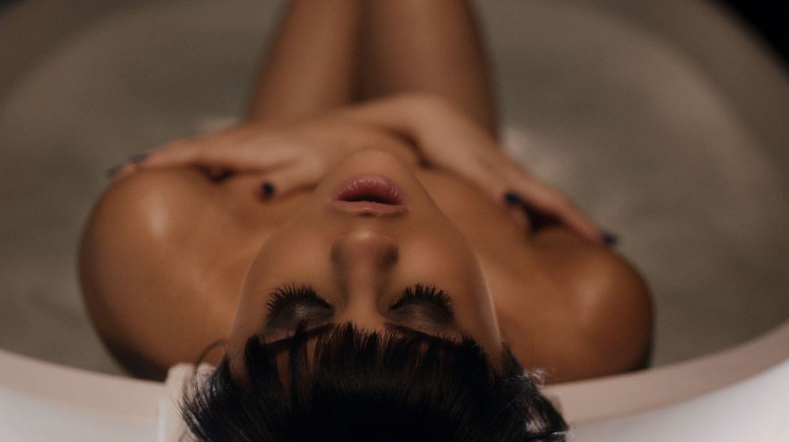 Selena Gomez, a fã obsessiva, em video sensual