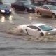 Lamborghini atravessa estrada inundada como se fosse um jipe
