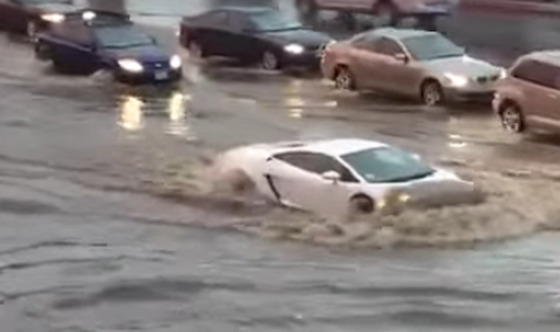 Lamborghini atravessa estrada inundada como se fosse um jipe