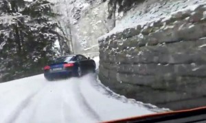 Um Audi R8 a fazer drift pela montanha cheia de neve