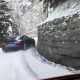 Um Audi R8 a fazer drift pela montanha cheia de neve