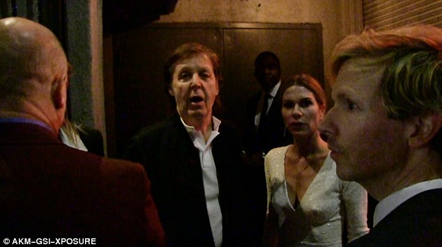 Paul McCartney barrado à porta de festa pós-grammy
