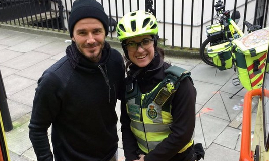 David Beckham ajuda paramédica e idoso