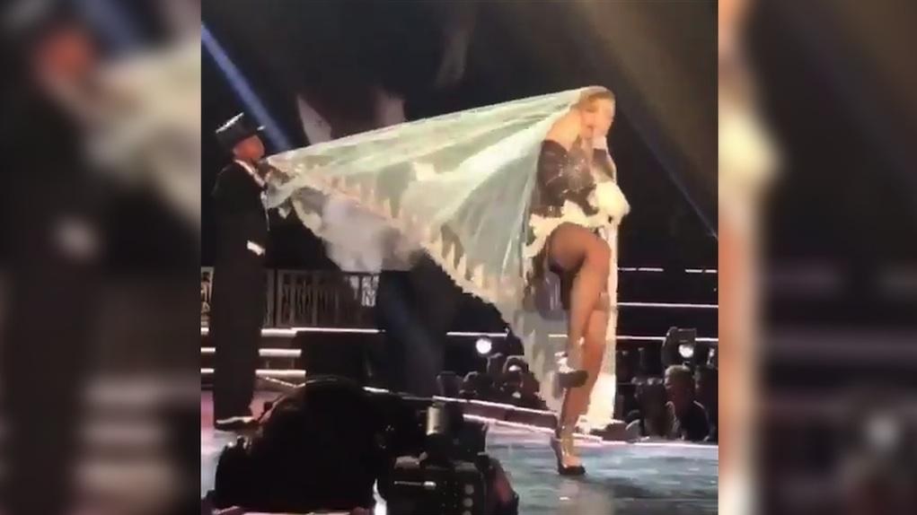 Madonna volta a ter problemas em palco