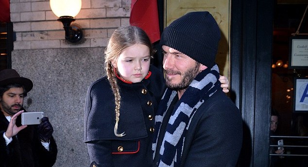 David Beckham faz roupas para bonecas da filha