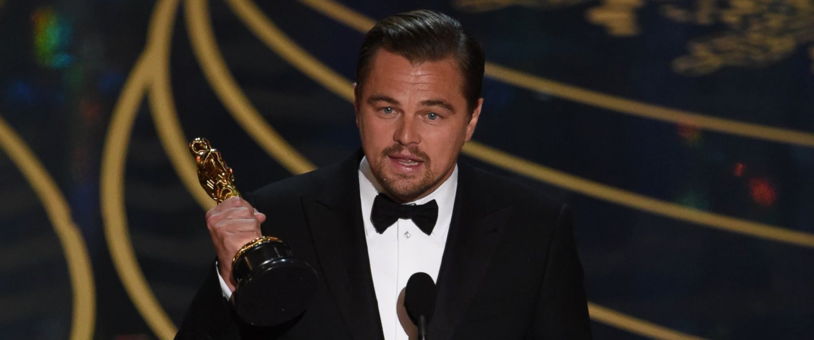 Leonardo DiCaprio esquece o Óscar em restaurante.