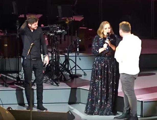 Adele abandona o palco para fãs cantarem um medley