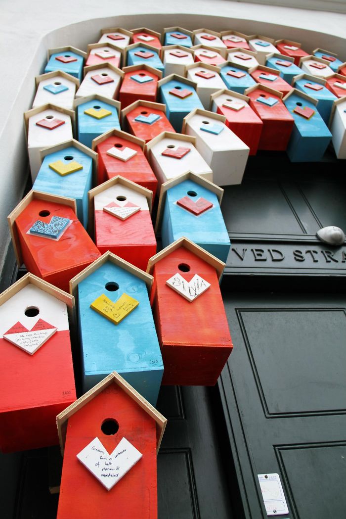 Constrói 3500 casas de pássaro, para estimular as aves a ficarem nas cidades