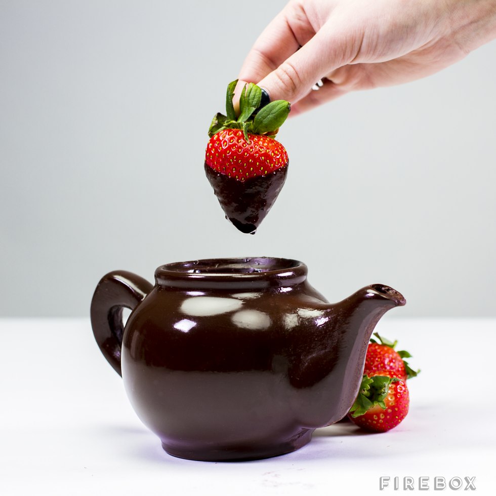 Este Bule feito de chocolate promete deixar o teu lanche muito mais saboroso