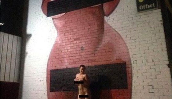 Há pessoas a posar nuas em frente ao mural de Kim Kardashian, e não só