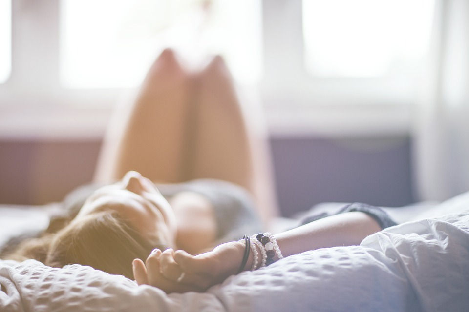 Novo estudo afirma que as mulheres usam mais o cérebro, e por isso devem dormir mais