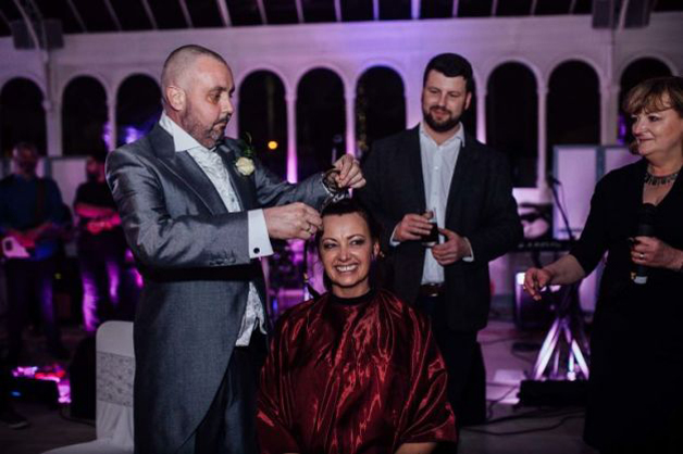 Noiva rapa o cabelo para homenagear o noivo com cancro terminal