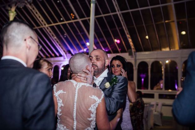 Noiva rapa o cabelo para homenagear o noivo com cancro terminal