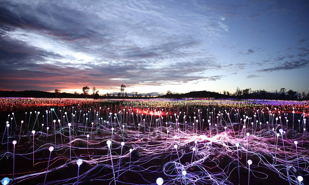 Artista usa 50.000 lâmpadas para criar magia em deserto australiano