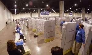 O dominó humano com 1200 pessoas para um novo recorde do Guinness