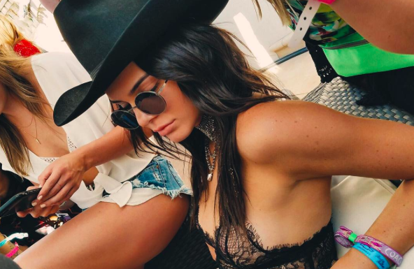 O vídeo do piercing do mamilo de Kendall Jenner ficou viral no Snapchat