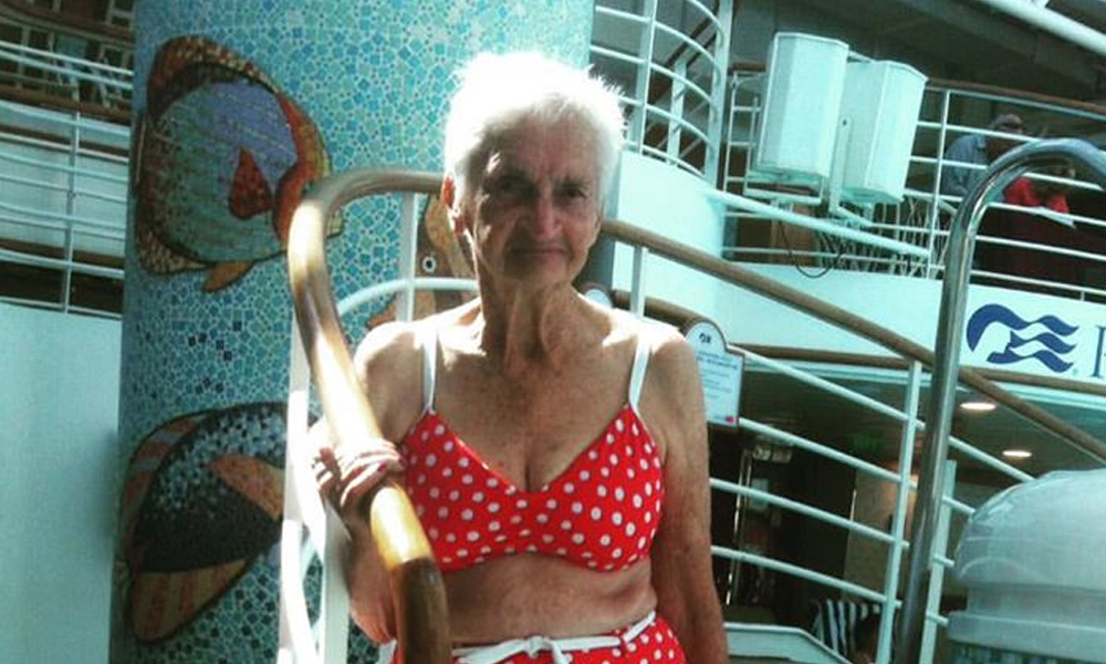 Mulher com 90 anos, e 10 filhos, prova que não existe idade para usar bikini