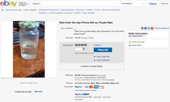 No Ebay está à venda chuva do dia em que Prince morreu, com o slogan &#8220;Purple Rain&#8221;