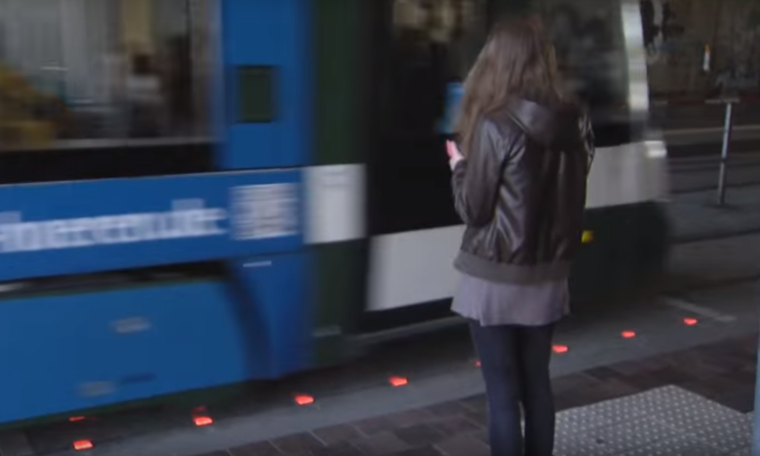 Cidade alemã instala semáforos no chão para prevenir atropelamentos
