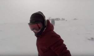 Snowboarder desce montanha sem perceber que era perseguida por um urso