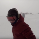Snowboarder desce montanha sem perceber que era perseguida por um urso