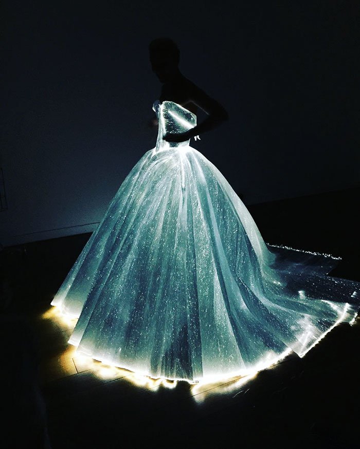 Claire Danes arrasou na Met Gala com vestido que brilha no escuro