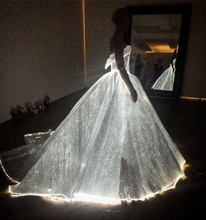 Claire Danes arrasou na Met Gala com vestido que brilha no escuro
