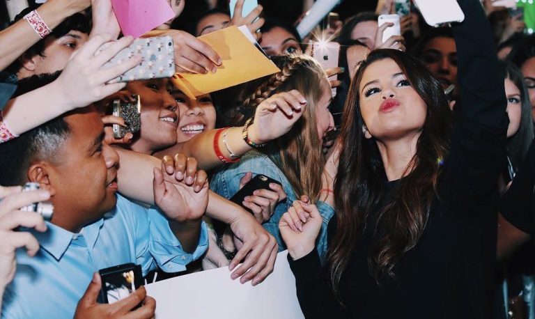 Selena Gomez surpreende os fãs com Meet &#038; Greets de graça