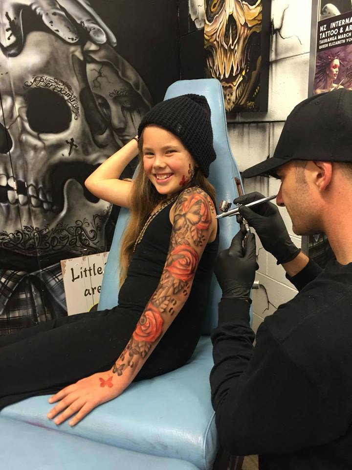 Artista faz tatuagens a crianças doentes, para os ajudar nos dias difíceis no hospital