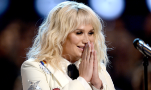 Kesha voltou aos palcos, e deixou muita gente a chorar