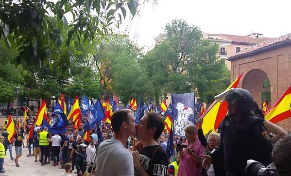 Eles beijaram-se em frente a uma marcha neo-nazi em Espanha