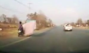 A sorte de um motociclista atropelado por um&#8230; colchão