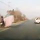 A sorte de um motociclista atropelado por um&#8230; colchão